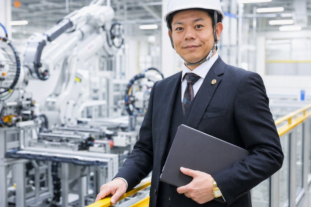 顧問先の工場で生産ラインを見て回る弁護士 錦見輔