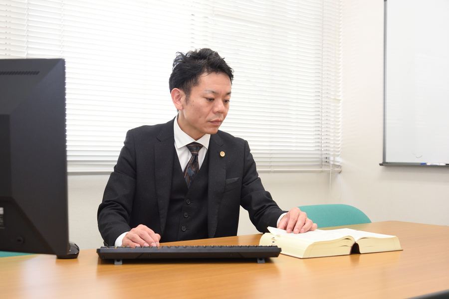 六法を開いて調べもの