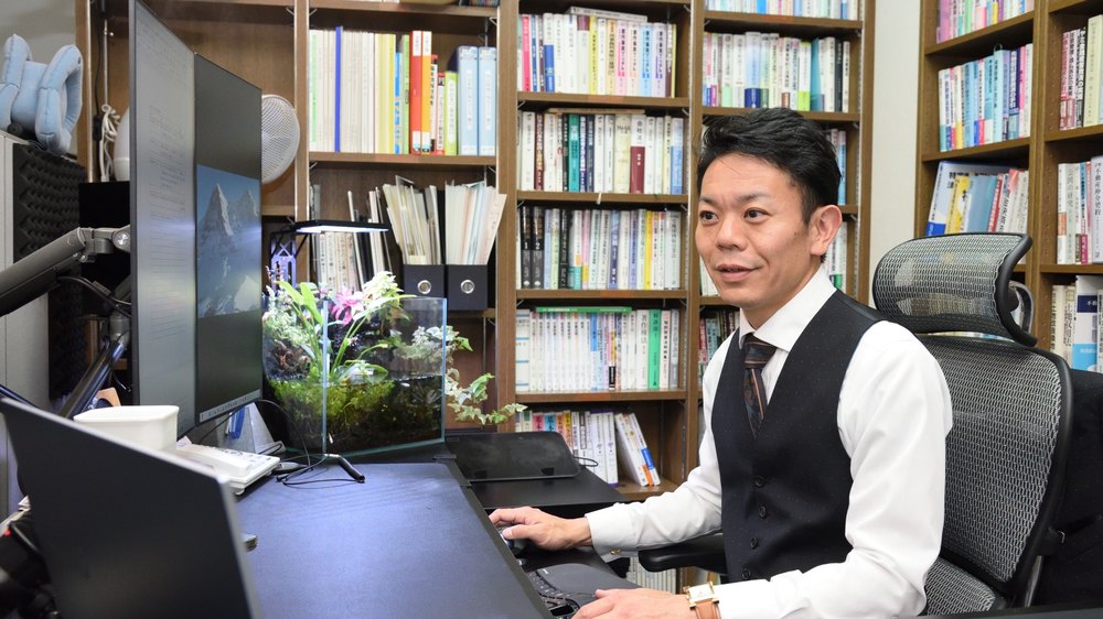 執務室での調査・起案