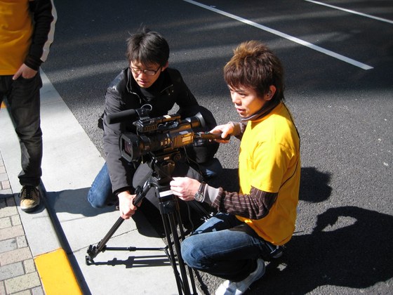 テレビ局時代、ロケ現場でカメラマンとカット割りを確認する様子(2008年)